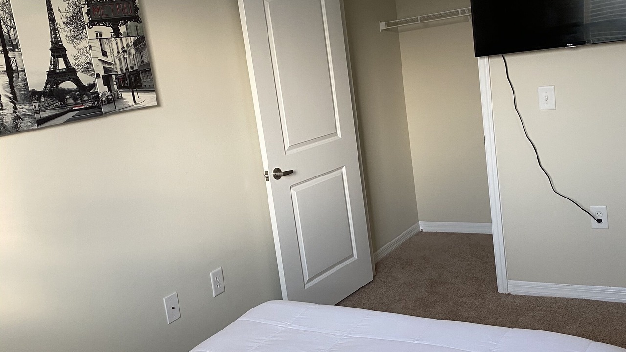 Photo of Bedroom in Coliseum Central