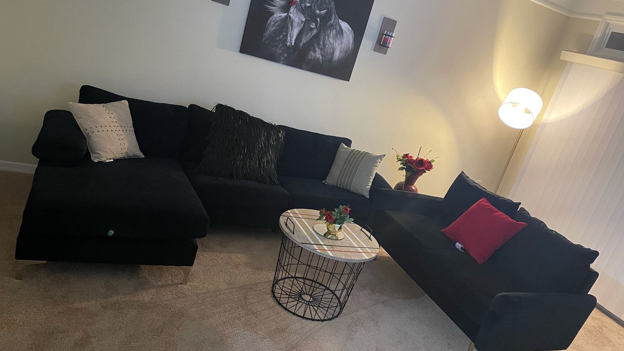 Photo of Livingroom in Coliseum Central