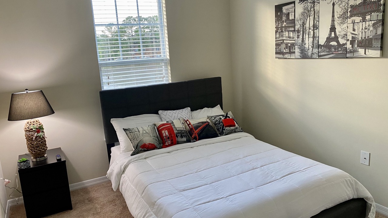 Photo of Bedroom in Coliseum Central