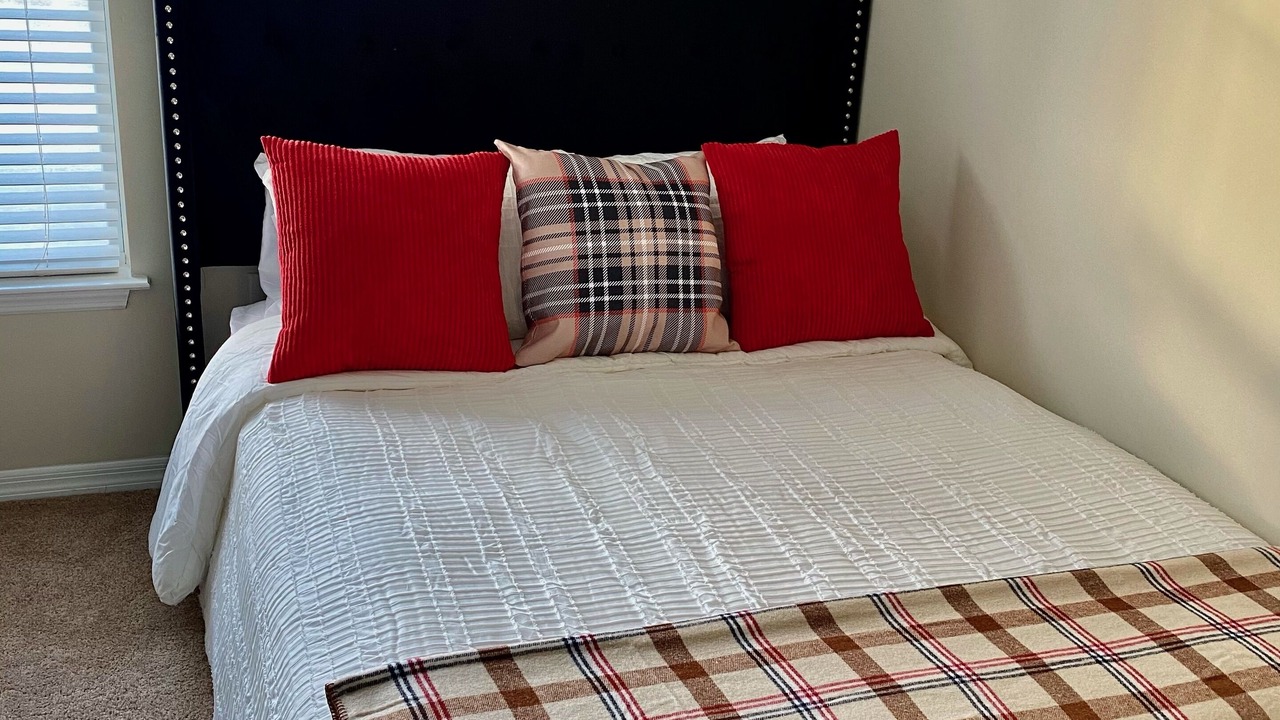 Photo of Bedroom in Coliseum Central