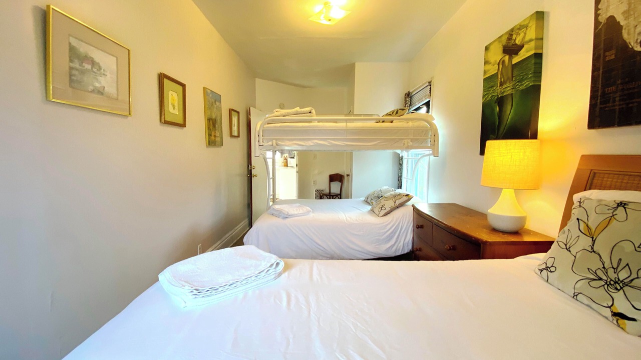 Photo of Bedroom in Front Park
