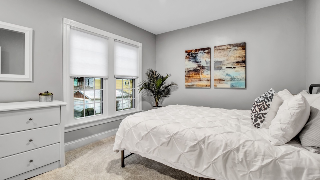 Photo of Bedroom in Front Park