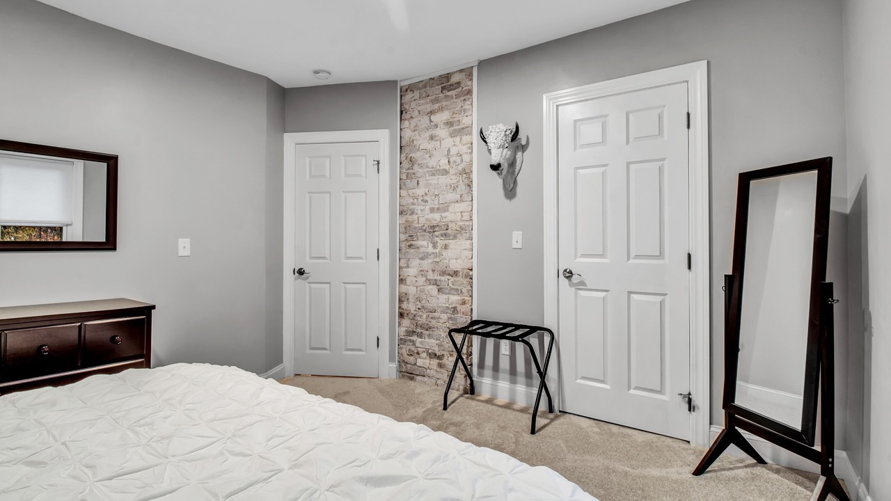 Photo of Bedroom in Front Park
