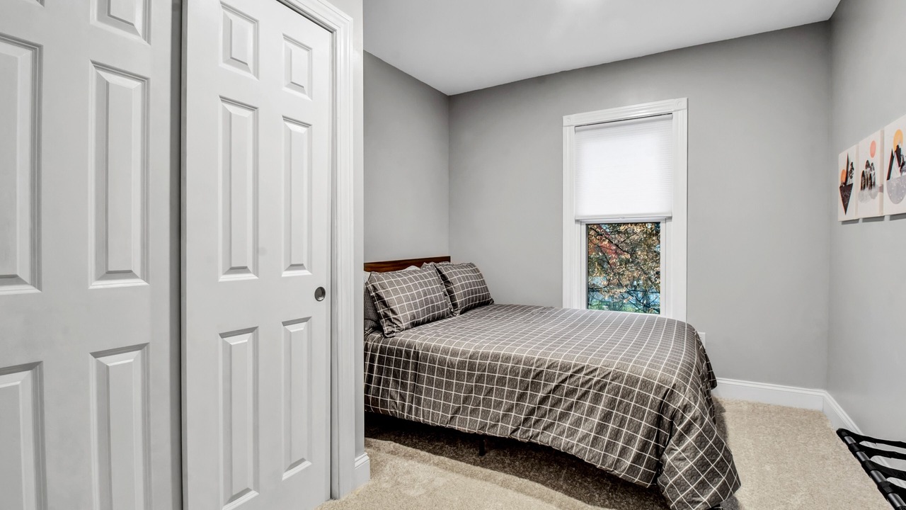 Photo of Bedroom in Front Park