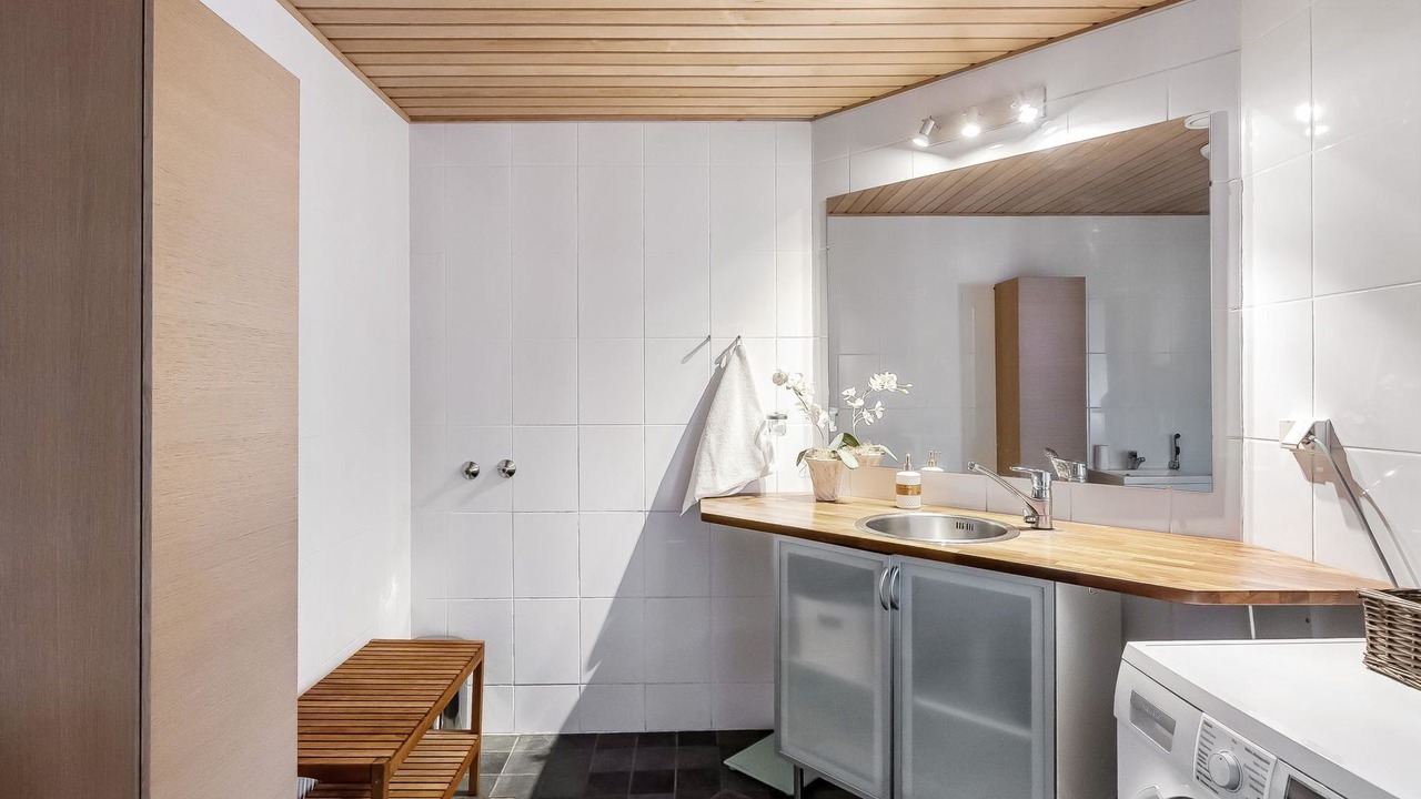 Photo of Bathroom in Maentsaelae
