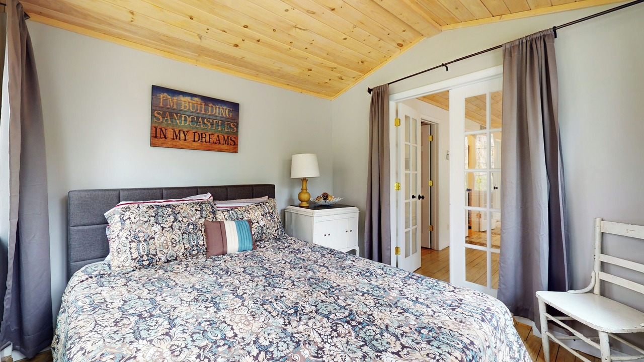 Photo of Bedroom in Lakeside