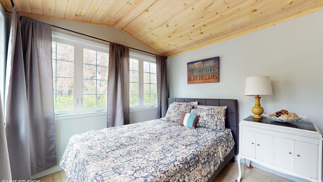 Photo of Bedroom in Lakeside
