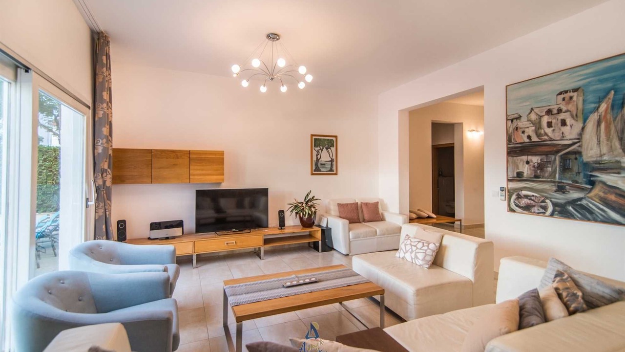 Photo of Livingroom in Mirce