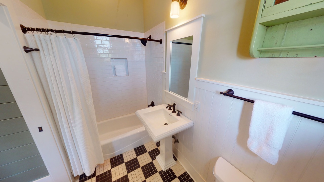Photo of Bathroom in Beach District