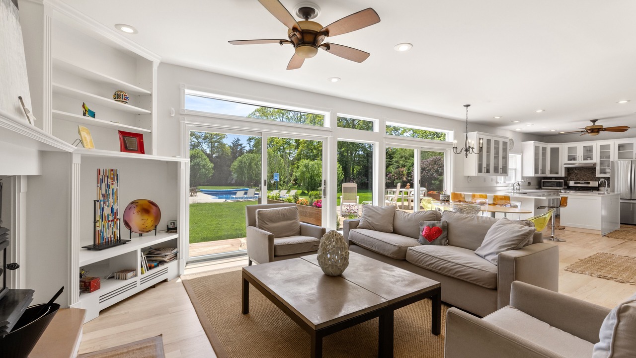Photo of Livingroom in Speonk