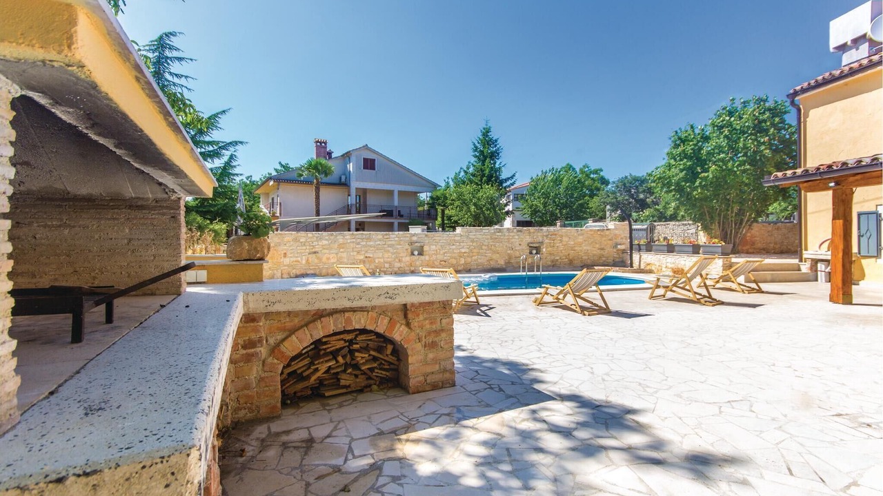 Photo of Outdoor in Tinjan