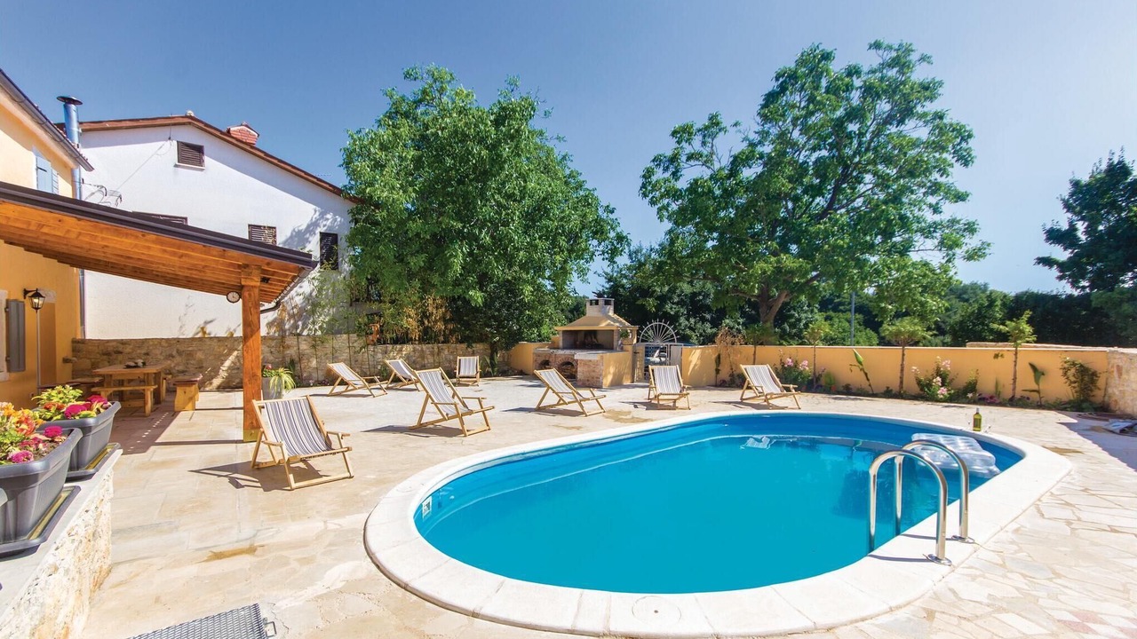 Photo of Outdoor in Tinjan