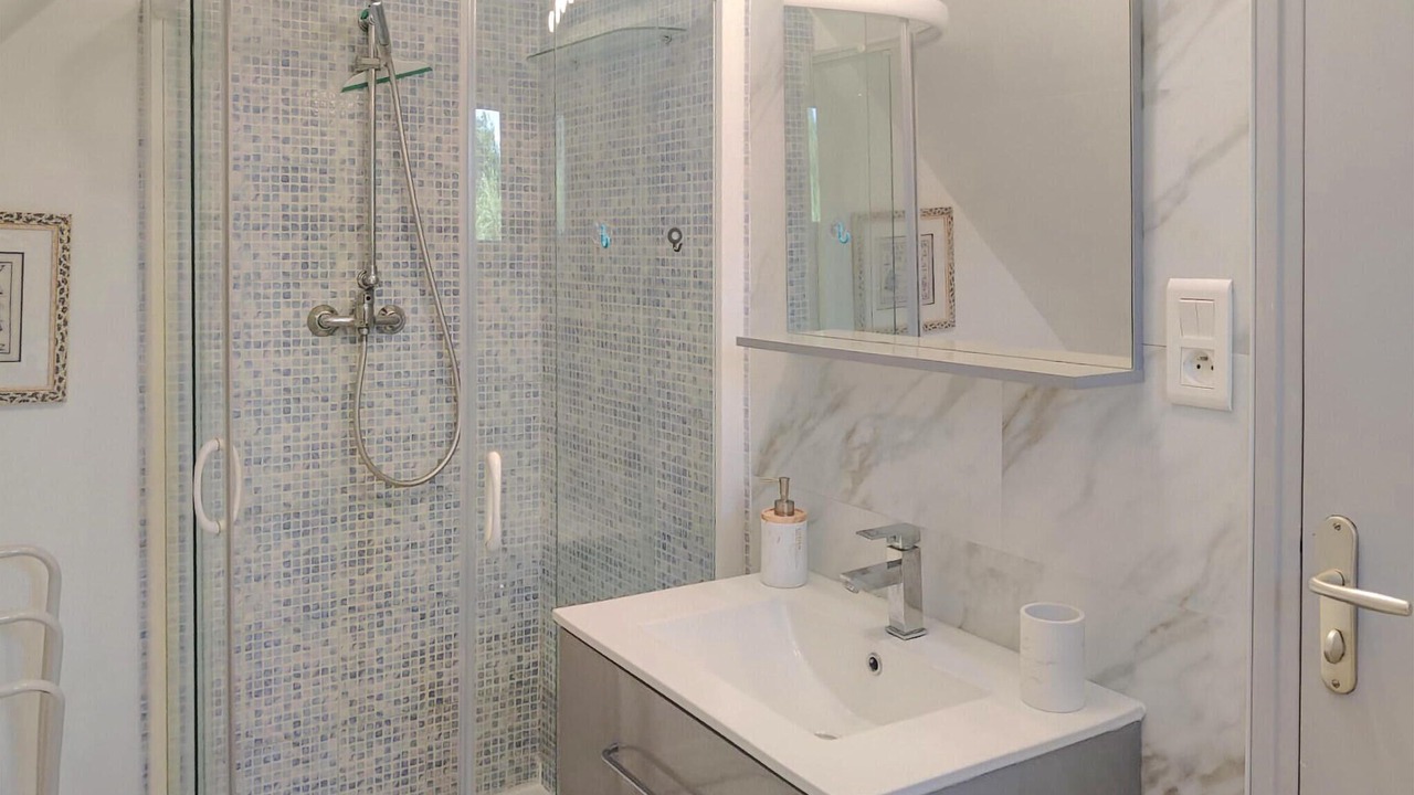 Photo of Bathroom in Matignon