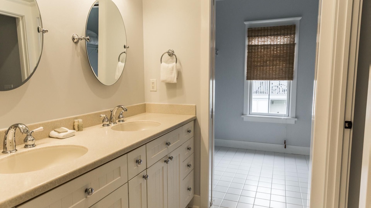 Photo of Bathroom in Beach District
