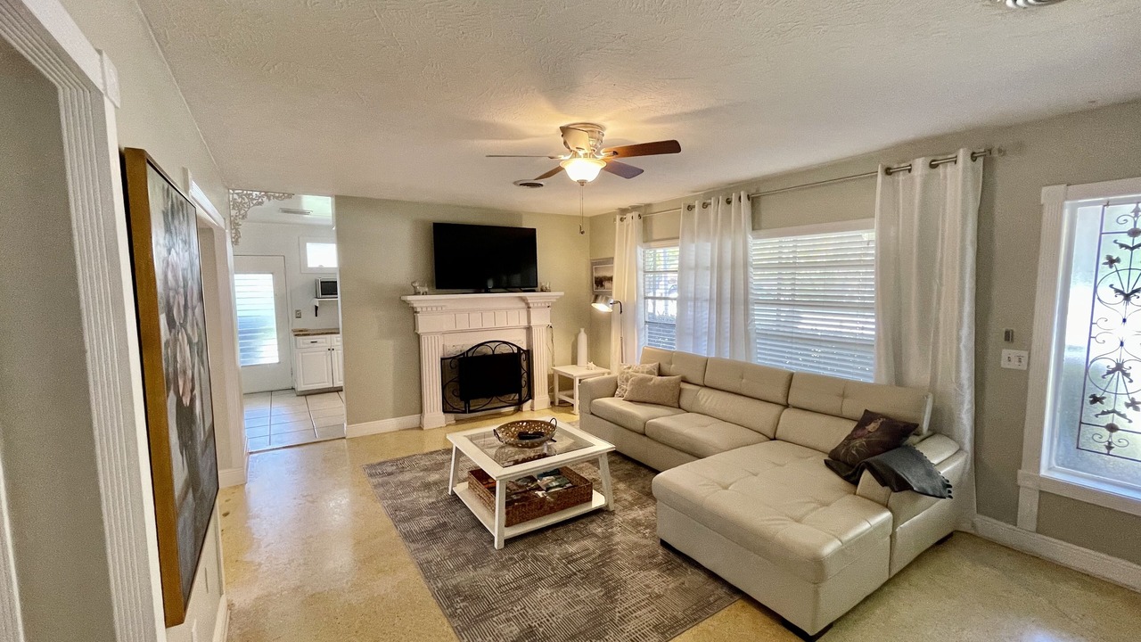Photo of Livingroom in Gulf Gate Estates