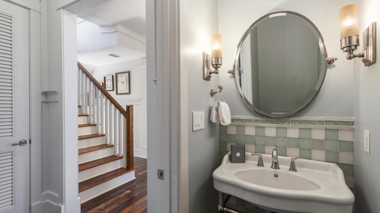 Photo of Bathroom in Gulf District