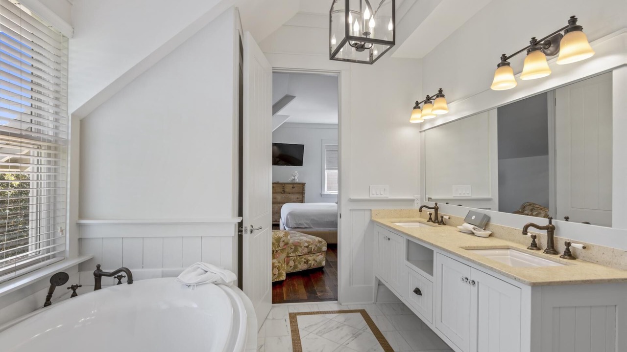 Photo of Bathroom in Gulf District