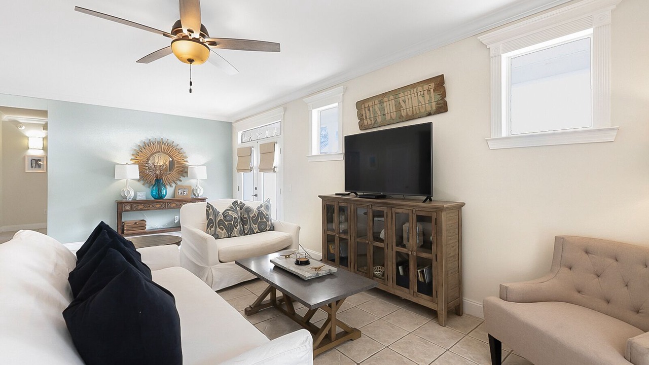 Photo of Livingroom in White's Gulfview