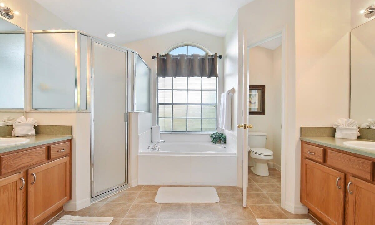 Photo of Bathroom in Orange Tree