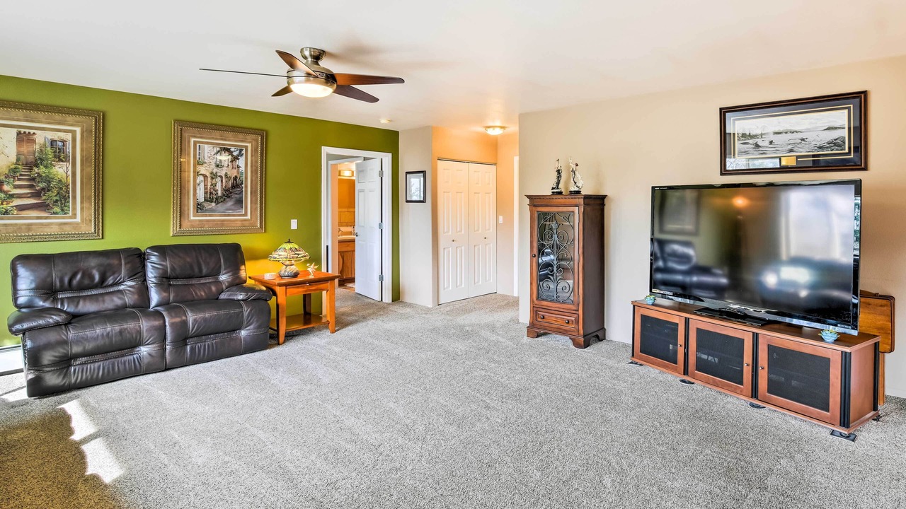 Photo of Livingroom in Mid-Hillside