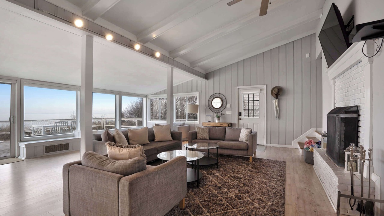 Photo of Livingroom in Wading River