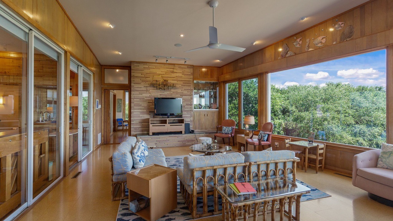 Photo of Livingroom in Northeast Virginia Beach