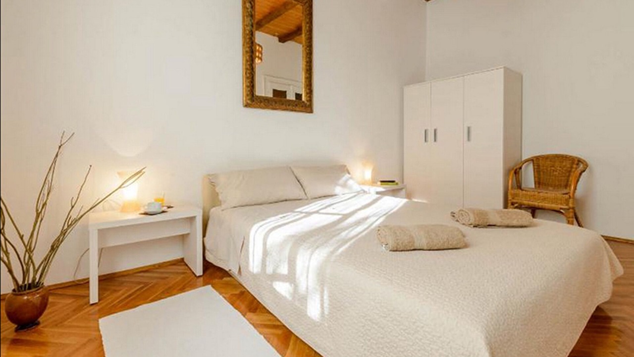 Photo of Bedroom in Pile