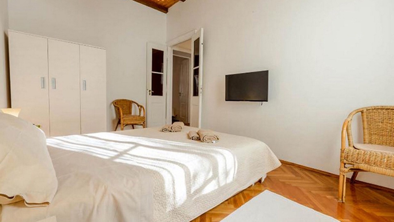 Photo of Bedroom in Pile