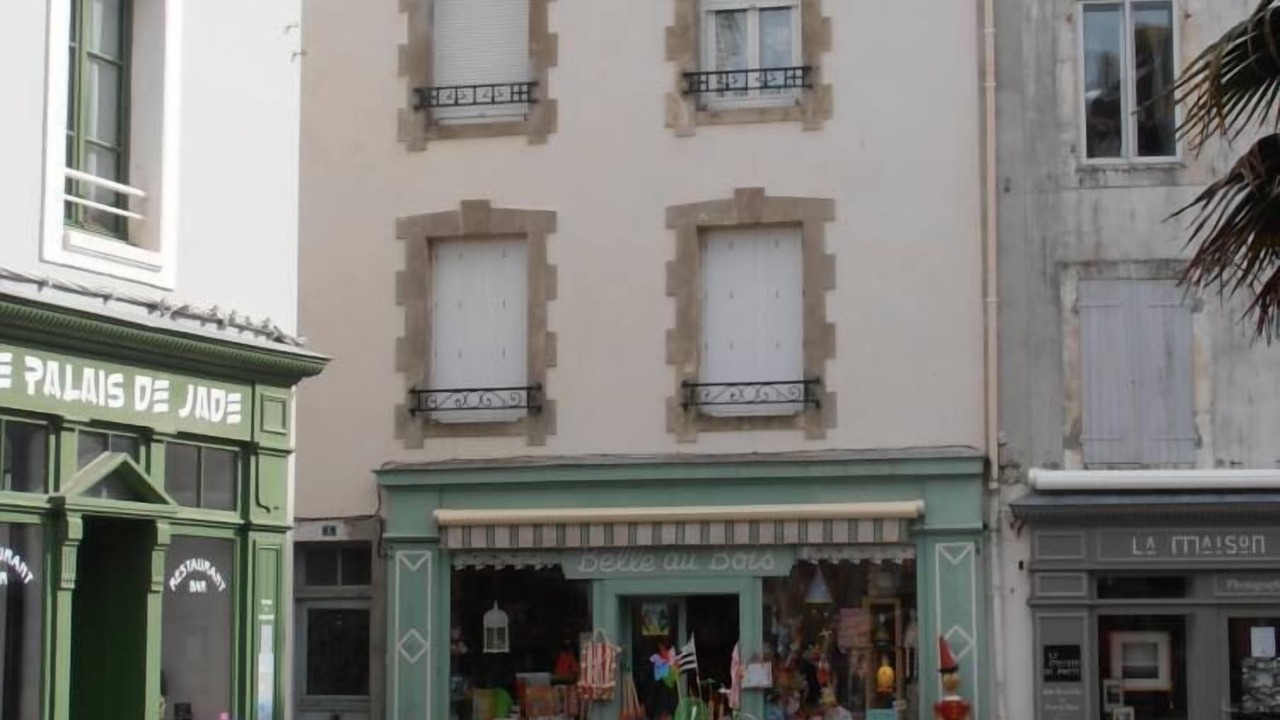 Photo of Others in Le Palais