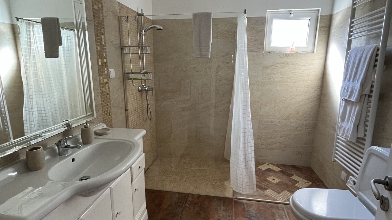 Photo of Bathroom in Alfeicao