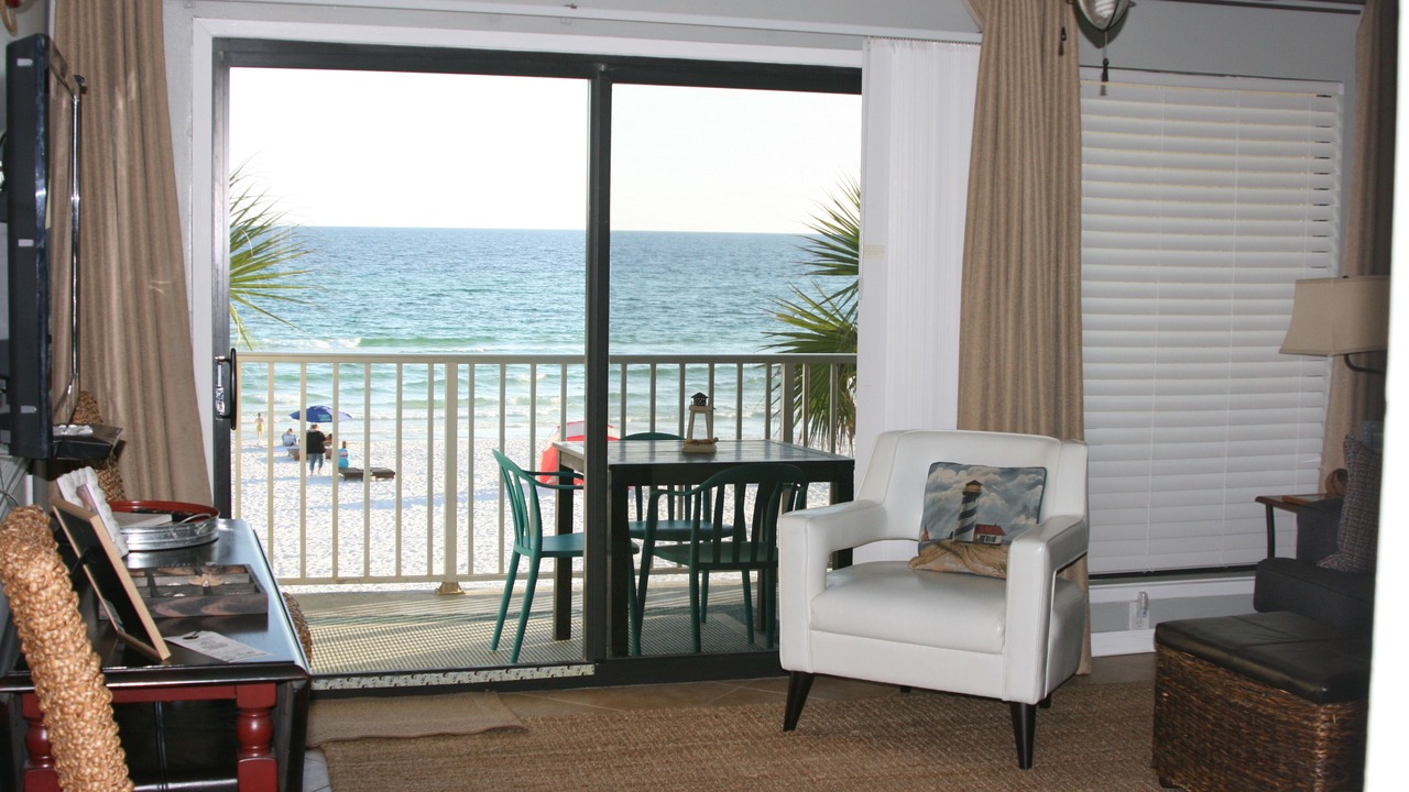 Photo of Livingroom in Biltmore Beach