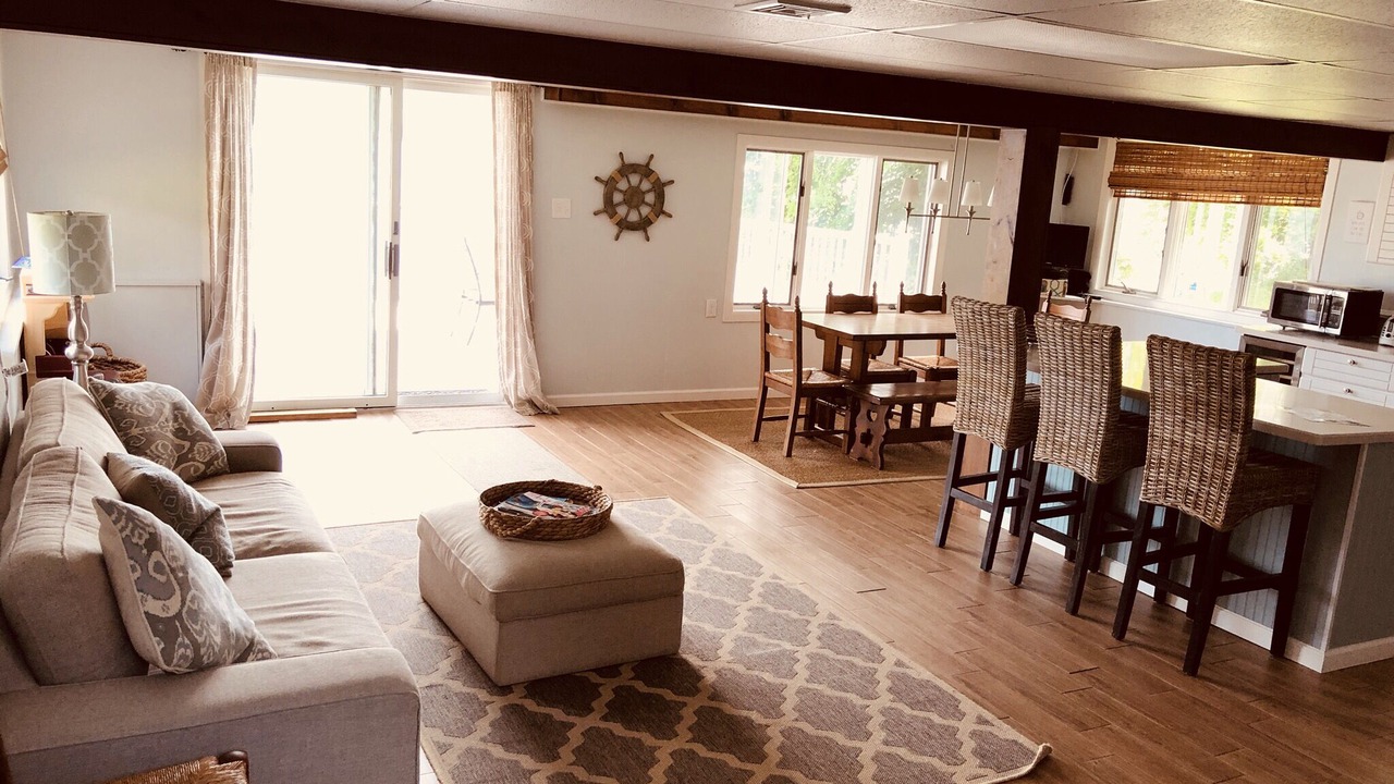 Photo of Livingroom in Town of Richmond