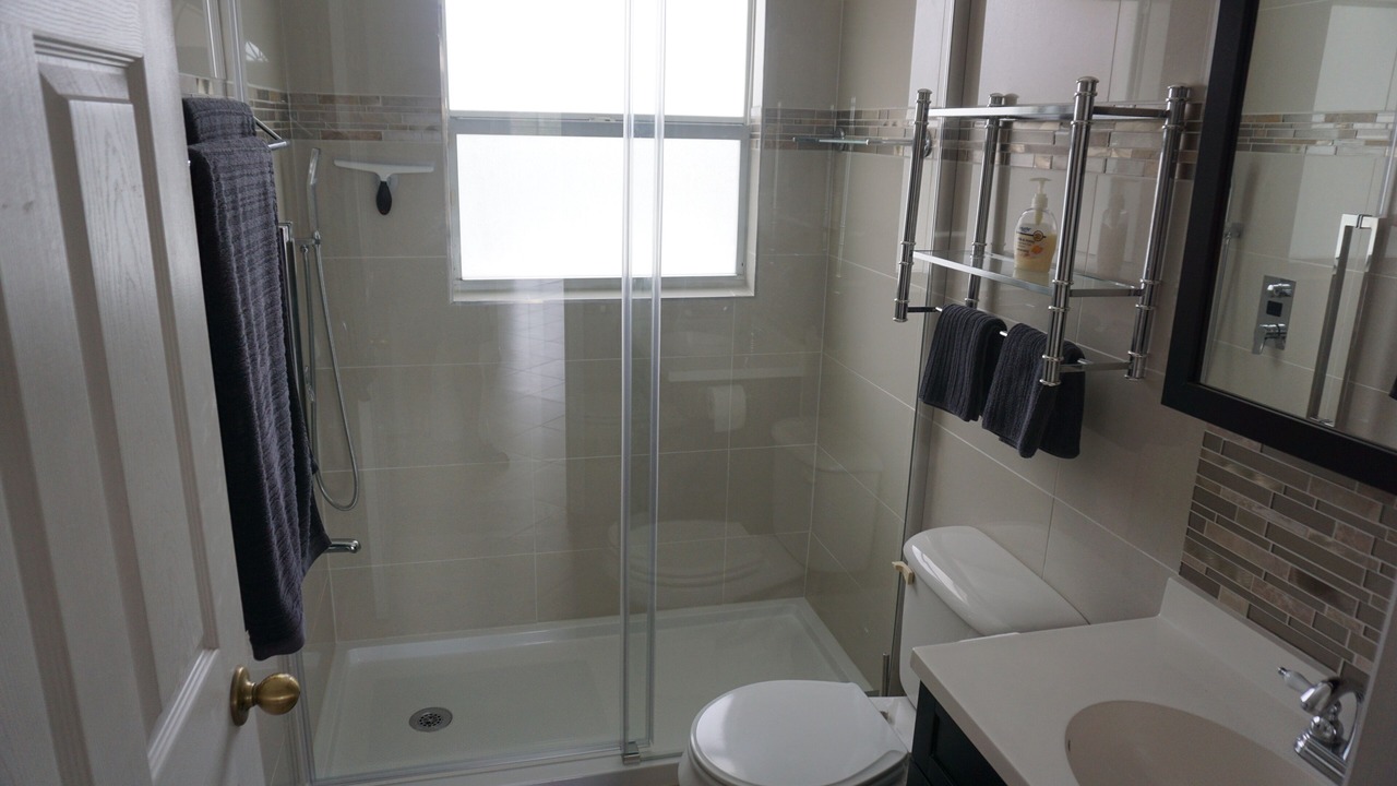 Photo of Bathroom in Caloosahatchee