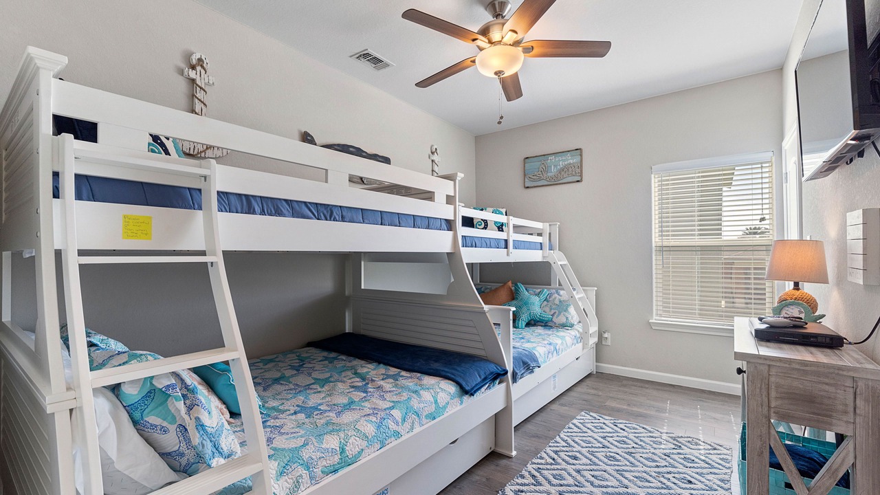 Photo of Bedroom in Pirates Beach