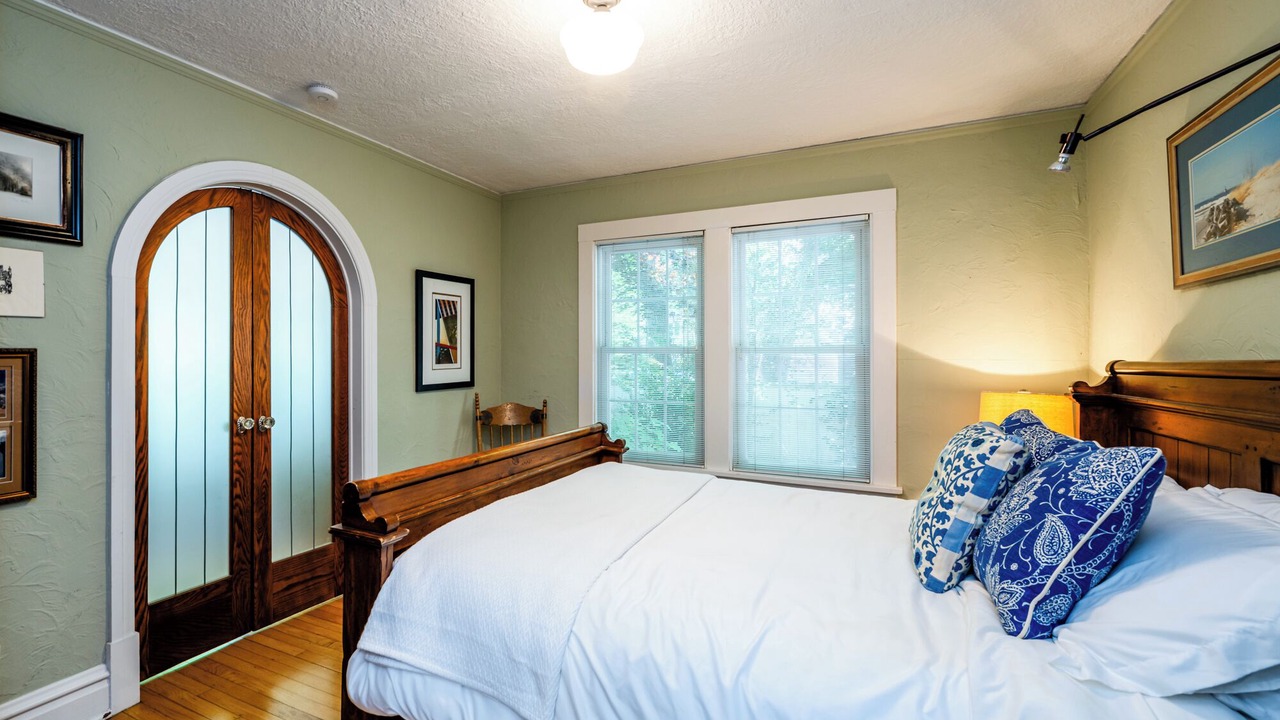 Photo of Bedroom in Gordon Beach