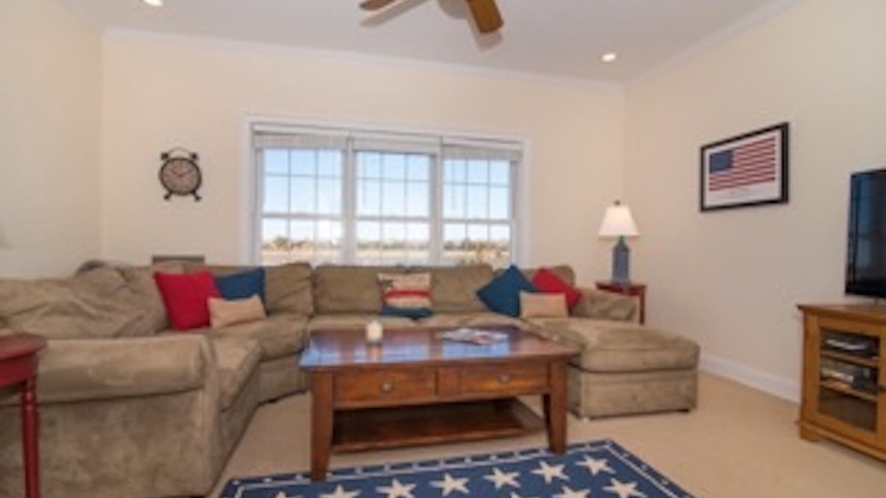 Photo of Livingroom in Town of Southampton