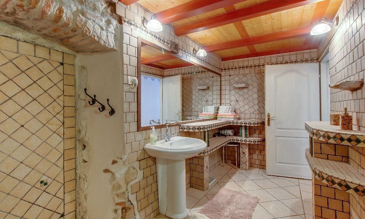 Photo of Bathroom in Cove Murtar
