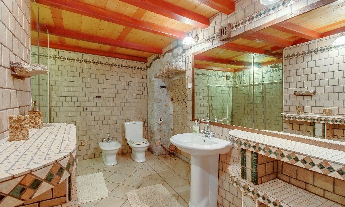 Photo of Bathroom in Cove Murtar