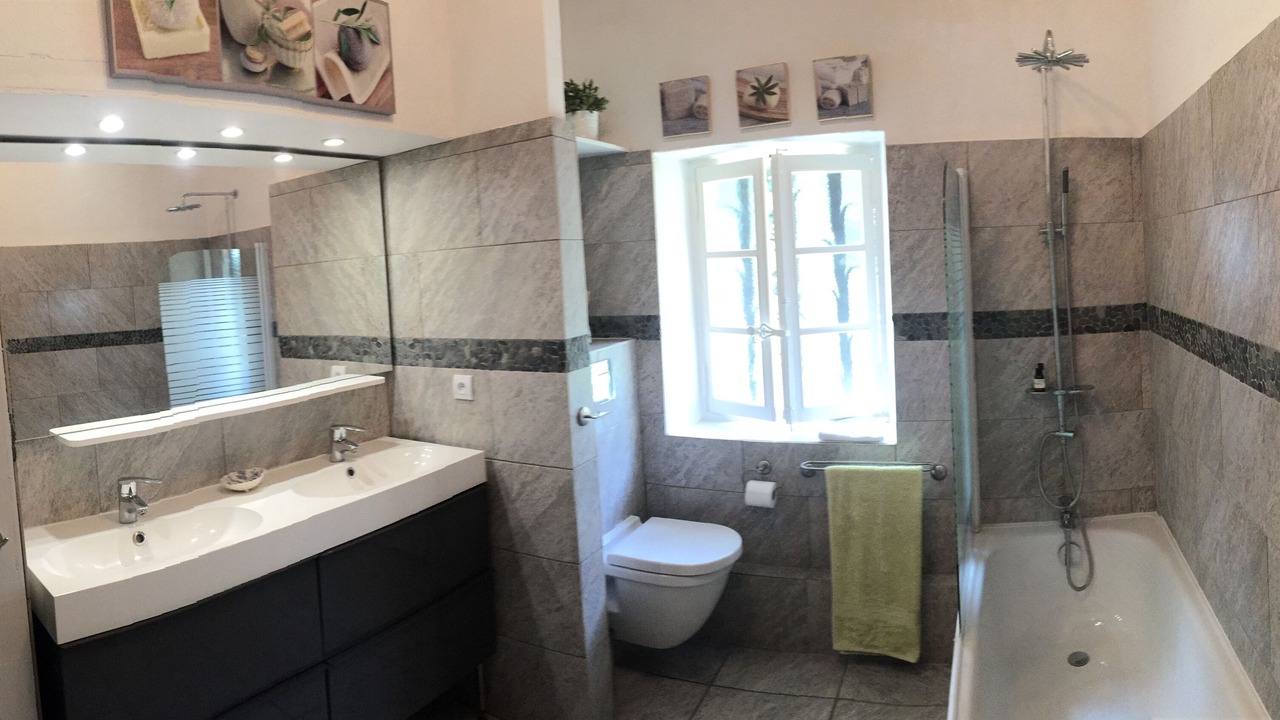 Photo of Bathroom in Murs