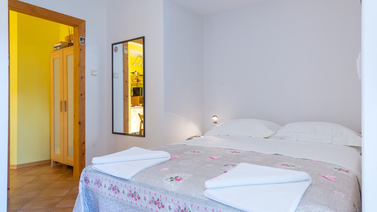 Photo of Bedroom in Pile
