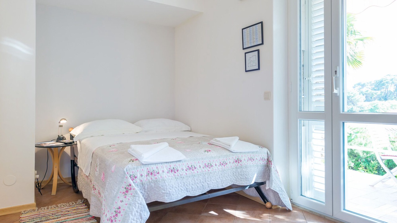 Photo of Bedroom in Pile