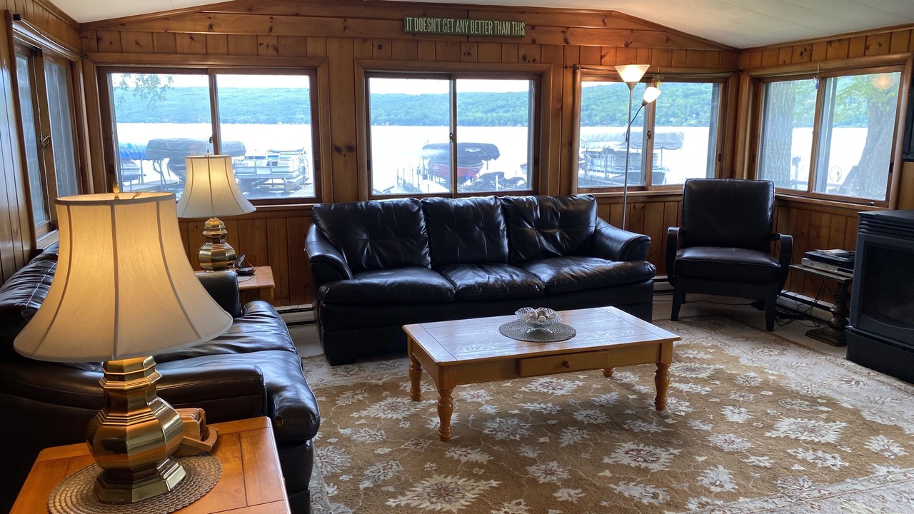 Photo of Livingroom in Town of Richmond