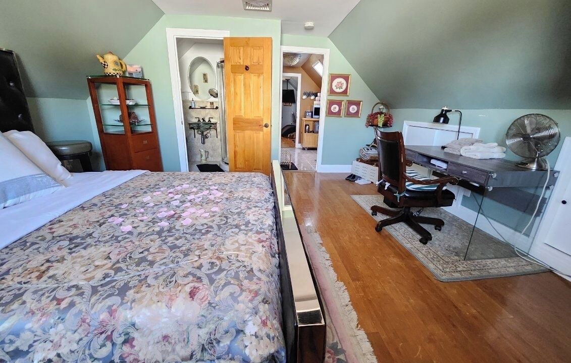 Photo of Bedroom in Alden Manor