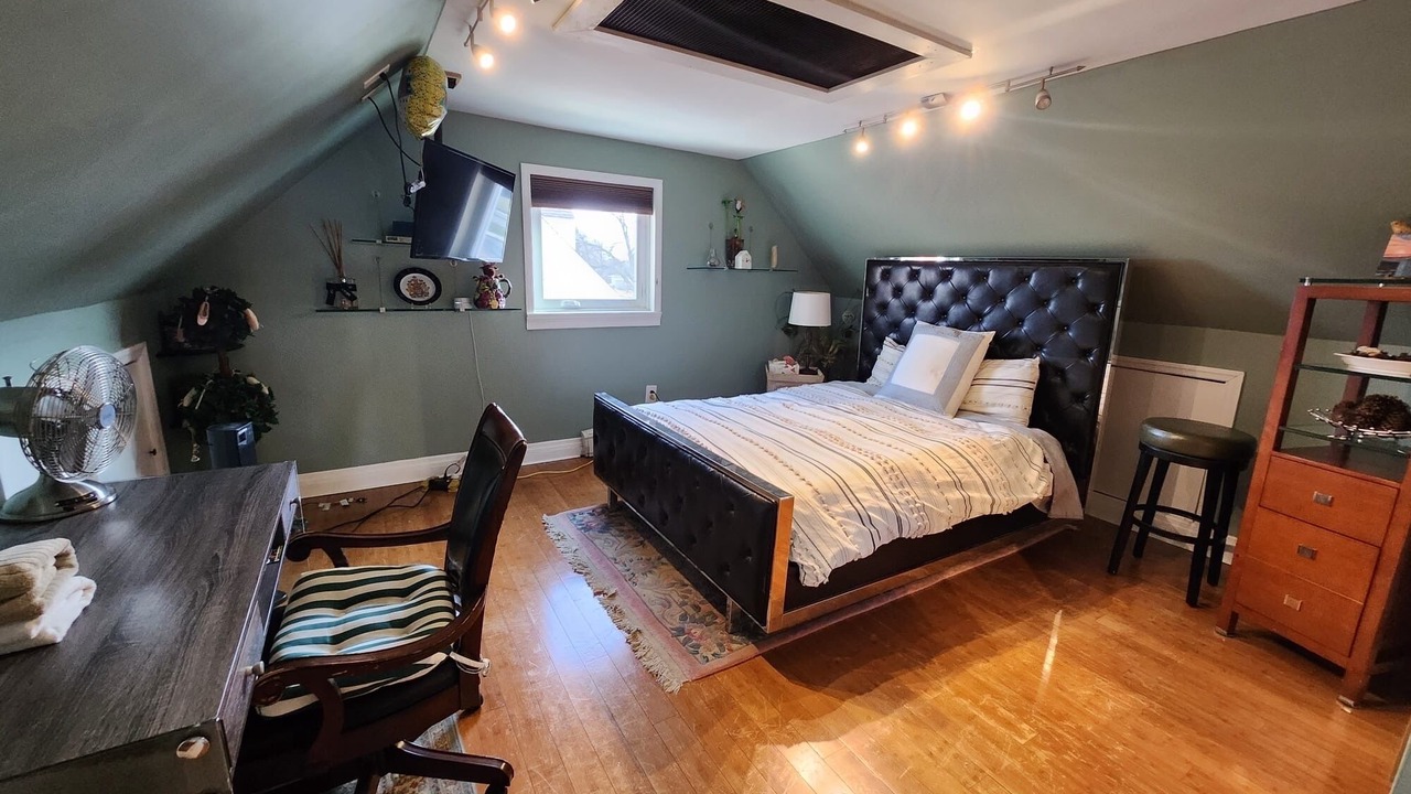 Photo of Bedroom in Alden Manor