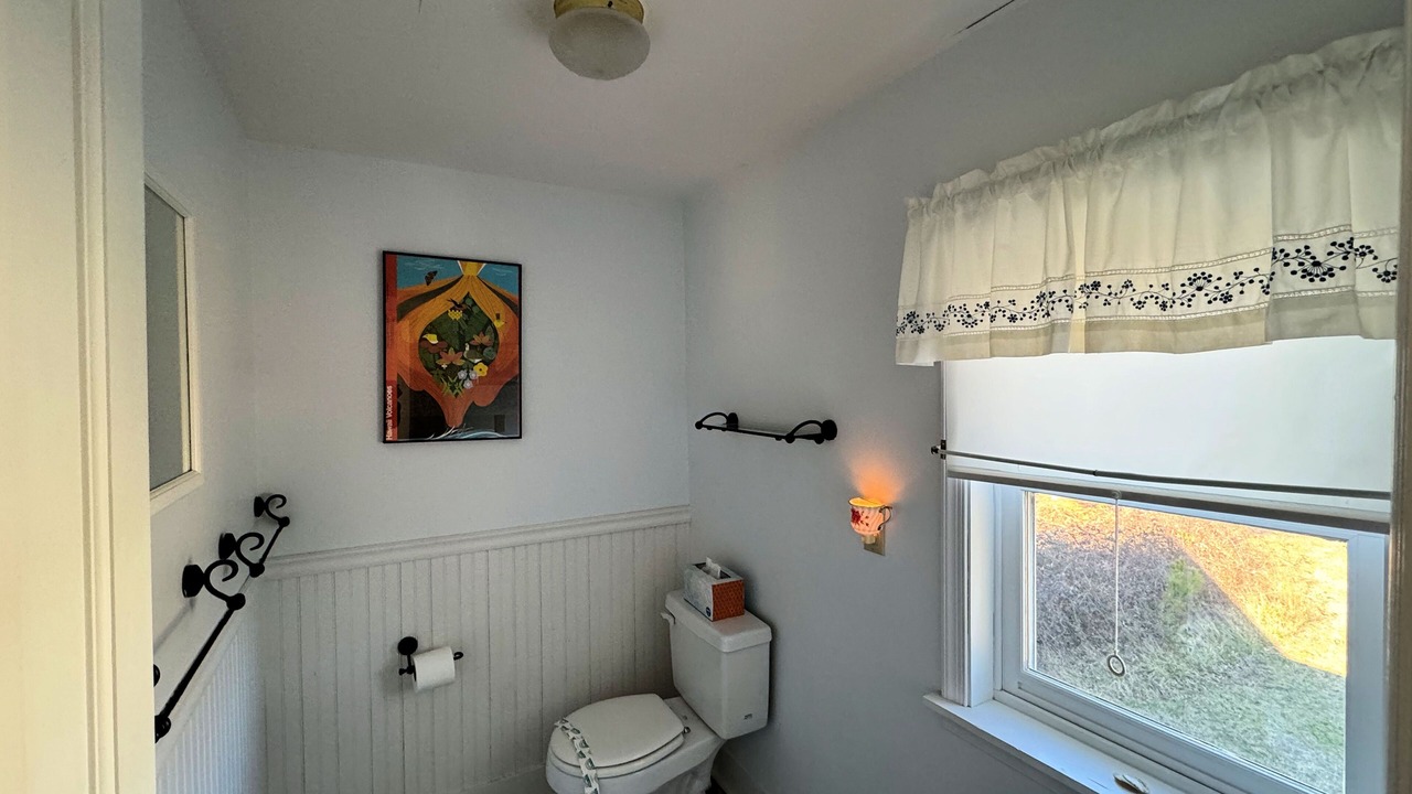 Photo of Bathroom in Deep Hole