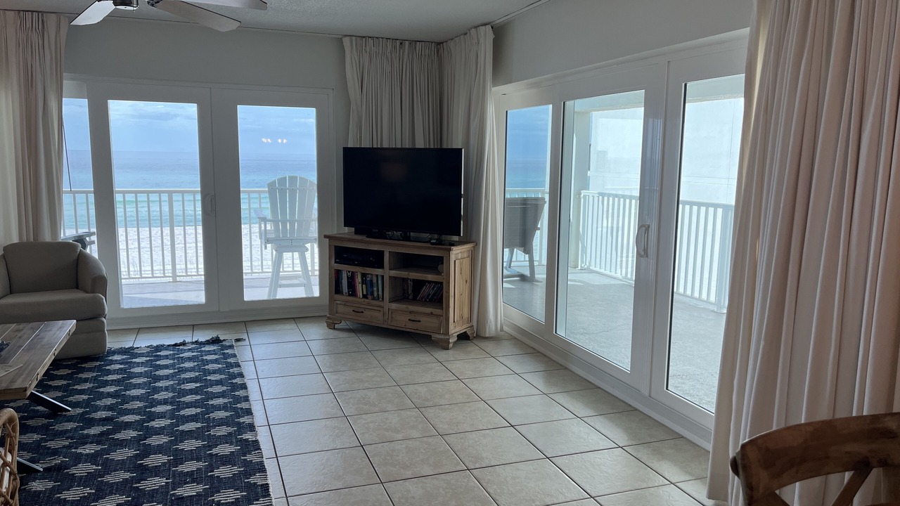 Photo of Livingroom in Biltmore Beach