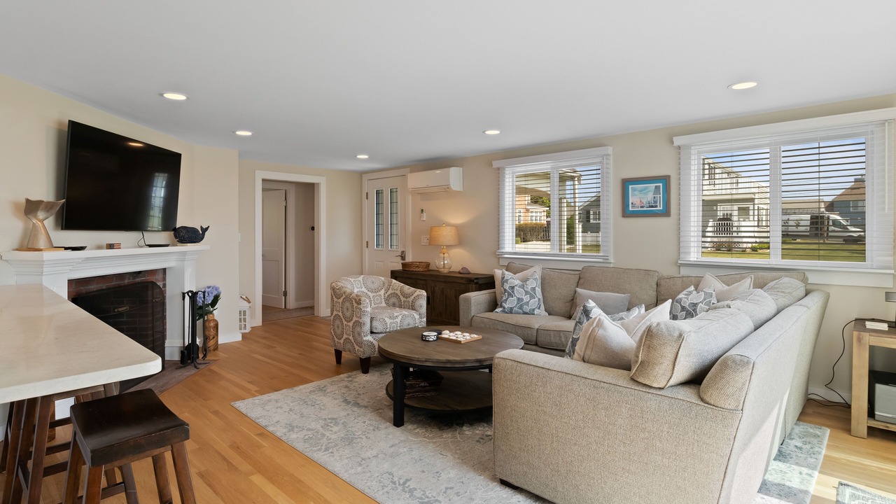 Photo of Livingroom in Popponesset