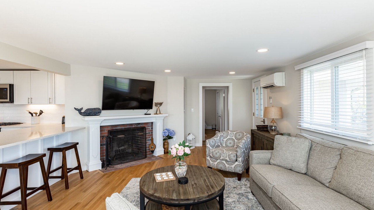 Photo of Livingroom in Popponesset