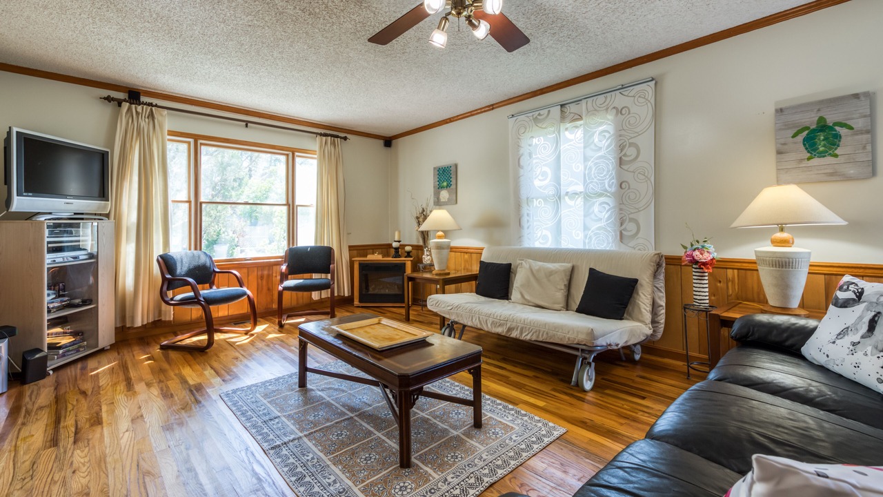 Photo of Livingroom in Caine Woods