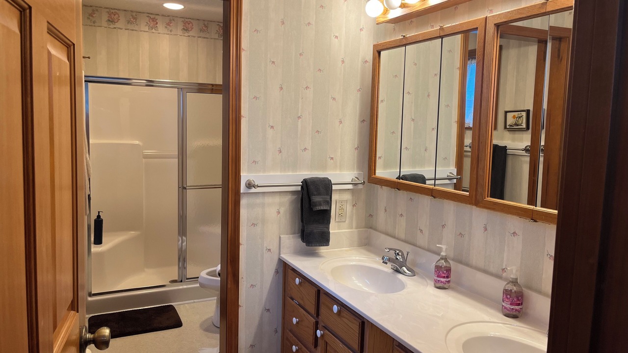 Photo of Bathroom in Lakeview